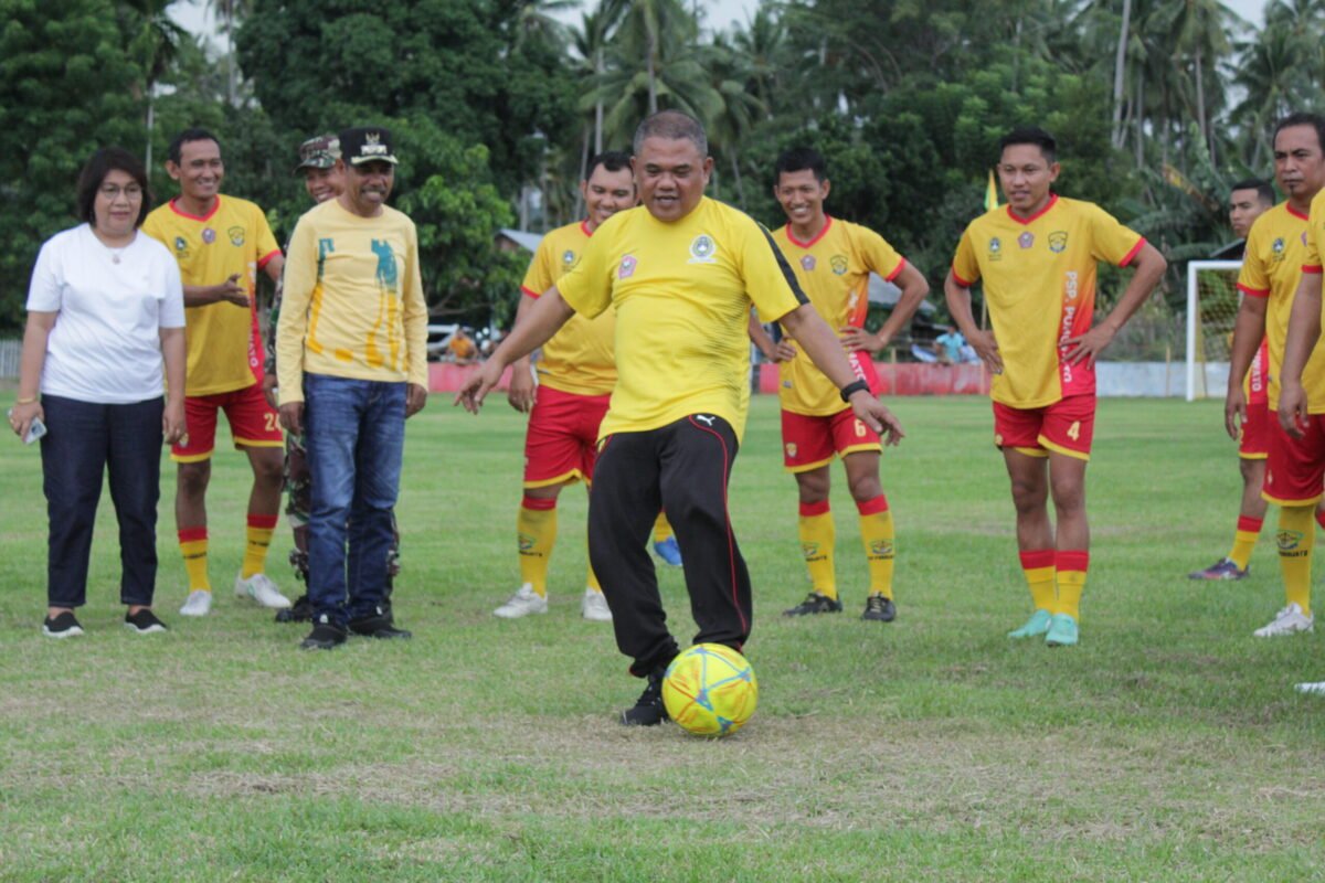 Ketua Askab PSSI Pohuwato Nasir Giasi jadi penendang perdana Bersina Cup 2034 yang digelar di Lapangan Hijau Desa Tahele, Popayato Timur
