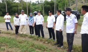 Penjabup Boalemo Sherman Moridu saat mendampingi Tim dari Kementerian Pertanian dalam rangka peninjauan lokasi pengembangan padi ladang