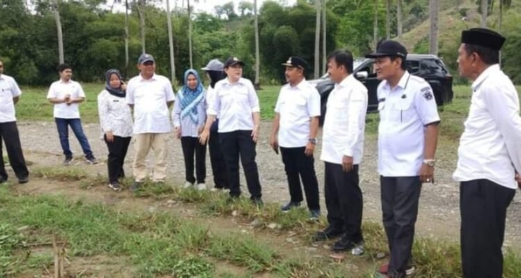Penjabup Boalemo Sherman Moridu saat mendampingi Tim dari Kementerian Pertanian dalam rangka peninjauan lokasi pengembangan padi ladang