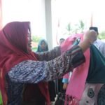 Penjabat Ketua TP-PKK Kabupaten Boalemo, Dr. Heldy Vanny Alam saat menyambut kunjungan Tim penilai lomba PAAREDI di desa Polohungo