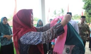 Penjabat Ketua TP-PKK Kabupaten Boalemo, Dr. Heldy Vanny Alam saat menyambut kunjungan Tim penilai lomba PAAREDI di desa Polohungo