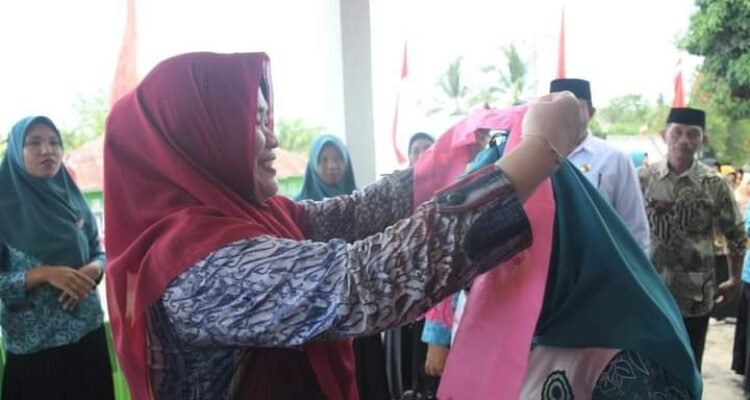 Penjabat Ketua TP-PKK Kabupaten Boalemo, Dr. Heldy Vanny Alam saat menyambut kunjungan Tim penilai lomba PAAREDI di desa Polohungo