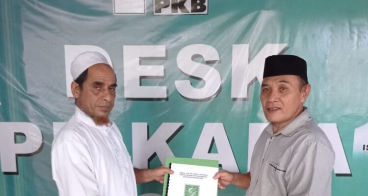 Abdul Gawi Djafar saat menyerahkan formulir pendaftaran bakal calon bupati Boalemo, kepada Ketua DPC PKB Boalemo