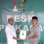 Abdul Gawi Djafar saat menyerahkan formulir pendaftaran bakal calon bupati Boalemo, kepada Ketua DPC PKB Boalemo