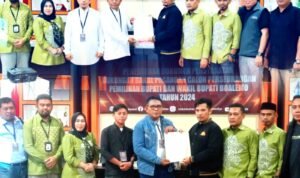 Penyerahan berita acara diterimanya dokumen persyaratan bakal calon bupati dan wakil bupati Boalemo dari jalur independen oleh KPU Boalemo ke pasangan bapaslon Pilkada 2024