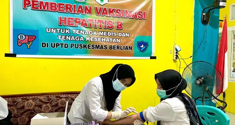 Vaksinasi Hepatitis B untuk tenaga medis dan tenaga kesehatan Puskesmas Berlian