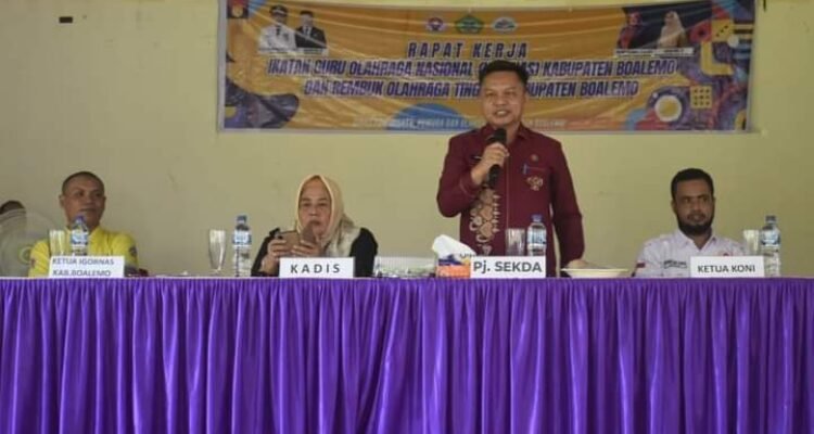 Pj. Sekda kabupaten Boalemo, Supandra Nur saat menutup rapat kerja Ikatan Guru Olahraga Nasional kabupaten Boalemo