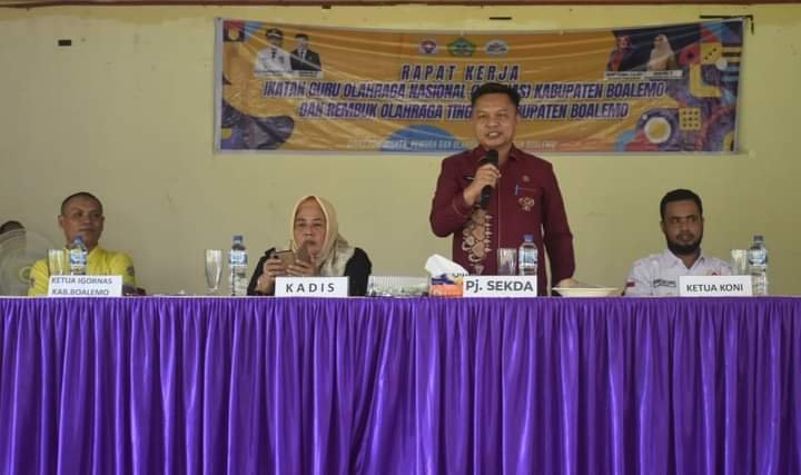 Pj. Sekda kabupaten Boalemo, Supandra Nur saat menutup rapat kerja Ikatan Guru Olahraga Nasional kabupaten Boalemo