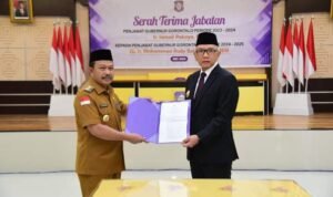 Sherman Moridu saat menerima SK Perpanjangan Penjabat Bupati Kabupaten Boalemo