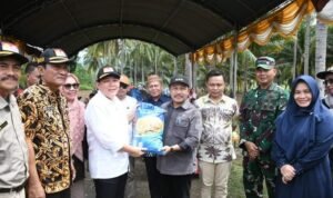 Penjabup Boalemo, Sherman Moridu saat mencanangkan penanaman padi gogo di desa Piloliyanga, kecamatan Tilamuta.