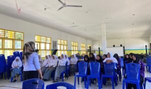 Pembagian tablet FE bagi Siswi SMKN 2 Paguyaman oleh UPTD Puskesmas Berlian