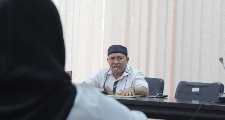 Plh Ketua DPRD Pohuwato Beni Nento saat memediasi kepemilikan tanah Lapangan Desa Manawa, Patilanggio