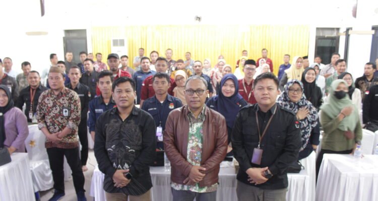 Foto Anggota KPU Provinsi Gorontalo Sophian Rahmola, Anggota KPU Pohuwato Usman Dunda bersama Panitia Pemilihan Kecamatan (PPK) Se Kabupaten Pohuwato
