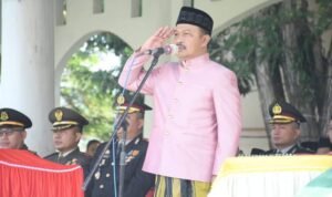 Pj Bupati Boalemo, Sherman Moridu saat bertindak sebagai inspektur upacara hari kesaktian Pancasila (Foto : Humas)