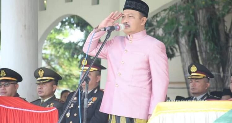 Pj Bupati Boalemo, Sherman Moridu saat bertindak sebagai inspektur upacara hari kesaktian Pancasila (Foto : Humas)