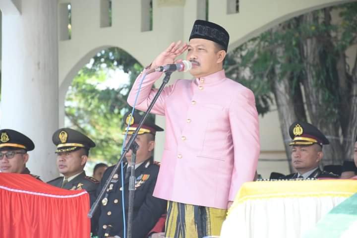 Pj Bupati Boalemo, Sherman Moridu saat bertindak sebagai inspektur upacara hari kesaktian Pancasila (Foto : Humas)