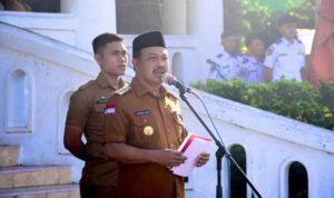 Pj Bupati Boalemo, Sherman Moridu saat memimpin apel awal bulan di lingkungan Pemkab Boalemo