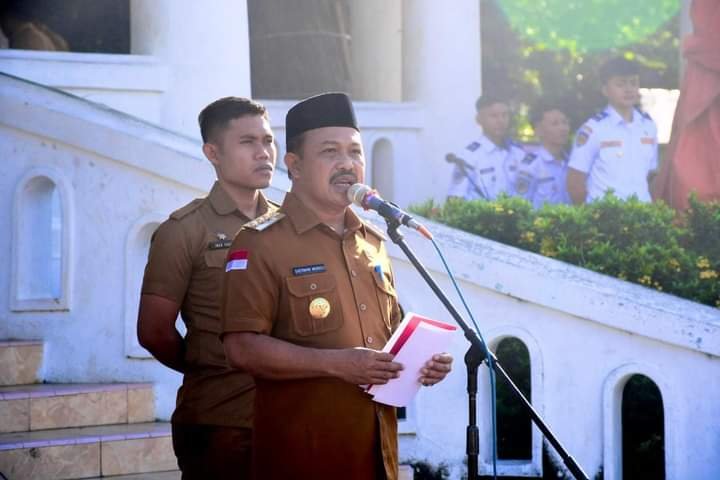 Pj Bupati Boalemo, Sherman Moridu saat memimpin apel awal bulan di lingkungan Pemkab Boalemo