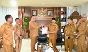 Pj Bupati Boalemo Sherman Moridu saat menyerahkan SK pelaksana tugas Camat Paguyaman, kepada Steve Ahaliki