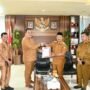Pj Bupati Boalemo Sherman Moridu saat menyerahkan SK pelaksana tugas Camat Paguyaman, kepada Steve Ahaliki