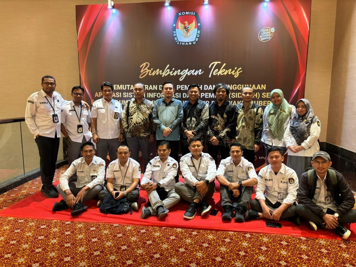 Foto bersama Anggota KPU Provinsi Gorontalo dan Anggota KPU Kabupaten se-Provinsi Gorontalo Divisi prencanaan data dan informasi beserta staf KPUD, saat mengikuti bimtek di Jakarta