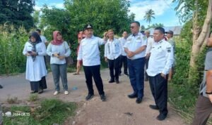 Pj Bupati Boalemo, Sherman Moridu saat meninjau akses jalan pintu masuk pasar Minggu Tilamuta