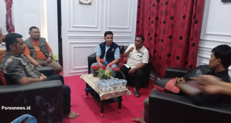 Ketua KPU Boalemo, Yuyun Antu saat melakukan kunjungan kerja pada PPK Paguyaman Pantai