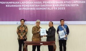 Pj Bupati Boalemo, Sherman Moridu saat menerima hasil pemeriksaan laporan keuangan pemerintah daerah (LKPD) dari BPK RI Perwakilan Provinsi Gorontalo