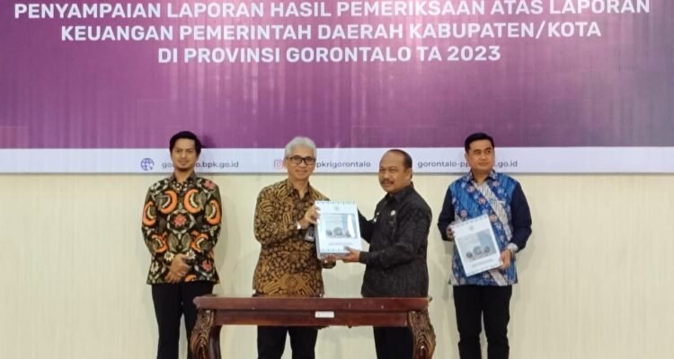 Pj Bupati Boalemo, Sherman Moridu saat menerima hasil pemeriksaan laporan keuangan pemerintah daerah (LKPD) dari BPK RI Perwakilan Provinsi Gorontalo