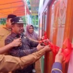 Pj Bupati Kabupaten Boalemo, Sherman Moridu saat meresmikan Rumah Tinggal Layak Huni di Desa Huwongo