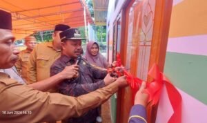 Pj Bupati Kabupaten Boalemo, Sherman Moridu saat meresmikan Rumah Tinggal Layak Huni di Desa Huwongo