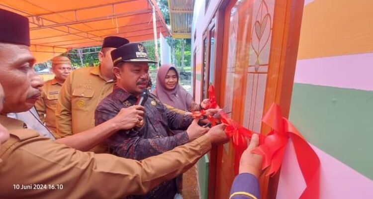 Pj Bupati Kabupaten Boalemo, Sherman Moridu saat meresmikan Rumah Tinggal Layak Huni di Desa Huwongo