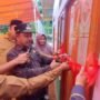 Pj Bupati Kabupaten Boalemo, Sherman Moridu saat meresmikan Rumah Tinggal Layak Huni di Desa Huwongo