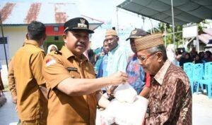 Pj Bupati Kabupaten Boalemo, Sherman Moridu saat menyerahkan bantuan pada masyarakat