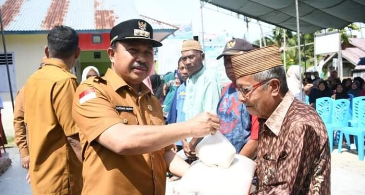 Pj Bupati Kabupaten Boalemo, Sherman Moridu saat menyerahkan bantuan pada masyarakat