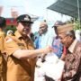 Pj Bupati Kabupaten Boalemo, Sherman Moridu saat menyerahkan bantuan pada masyarakat