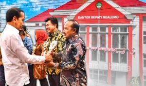 Pj Bupati Boalemo Sherman Moridu saat menerima piala penghargaan TPID Award dari Presiden Jokowi