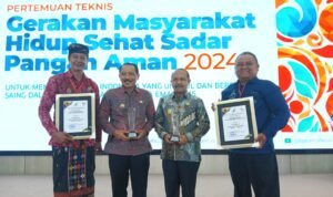 Pj Bupati Boalemo Sherman Moridu (Kedua dari kanan) saat menerima menghargaan