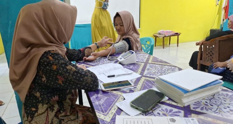 Pemeriksaan kesehatan pada peserta prolanis oleh Puskesmas Berlian