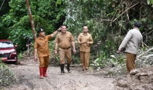 Pj Bupati Kabupaten Boalemo, Sherman Moridu saat meninjau lokasi longsor jalan penghubung Paguyaman dan Paguyaman Pantai