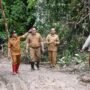 Pj Bupati Kabupaten Boalemo, Sherman Moridu saat meninjau lokasi longsor jalan penghubung Paguyaman dan Paguyaman Pantai