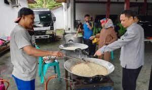 Pj Sekda Boalemo Rahmat Biya saat meninjau dapur umum makanan siap saji bagi korban banjir dan longsor