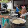 Pj Sekda Boalemo Rahmat Biya saat meninjau dapur umum makanan siap saji bagi korban banjir dan longsor