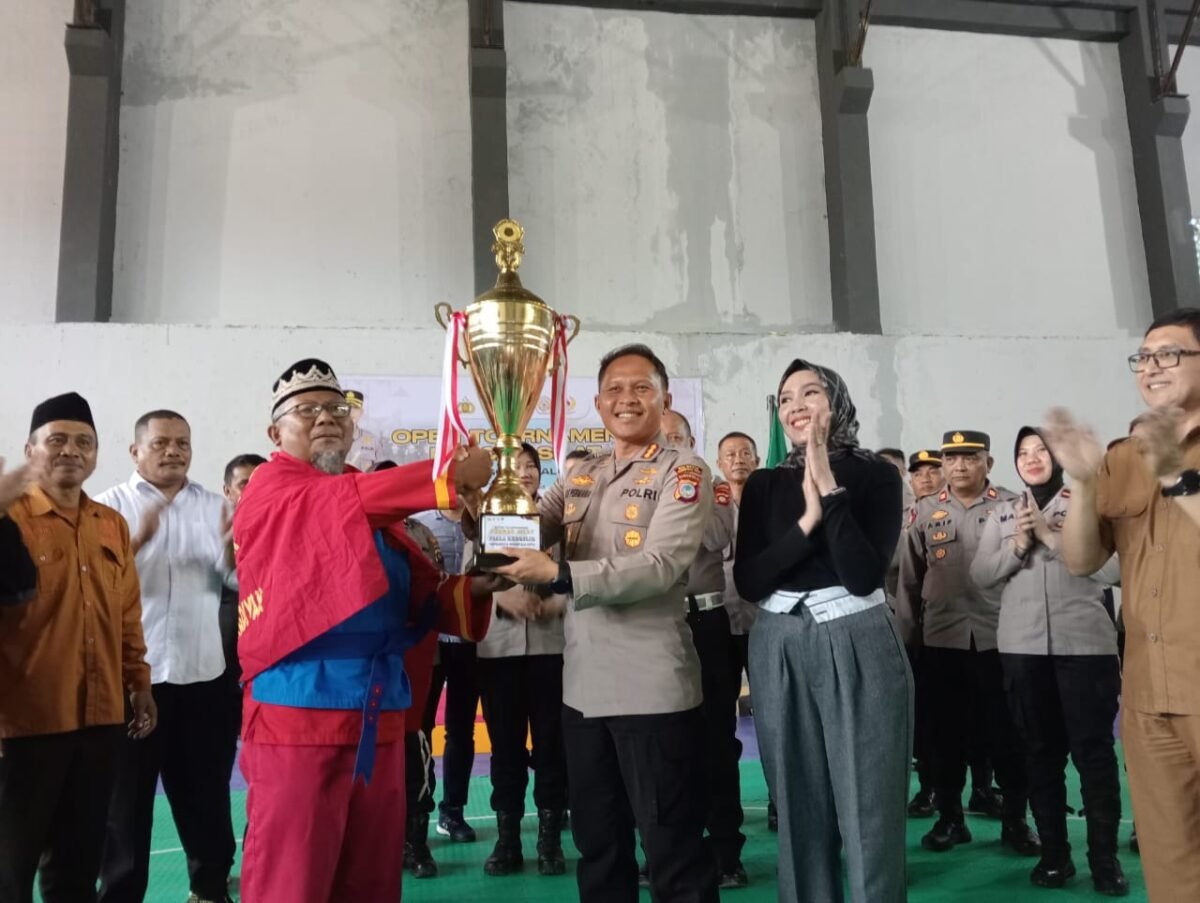 Kapolresta Gorontalo Kota serahkan piala pada pemenang Open Tournament Kapolresta Gorontalo Cup