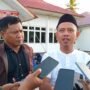 Ketua KPU Pohuwato Firman Ikhwan (Kemeja Putih) didampingi Anggota Usman Dunda