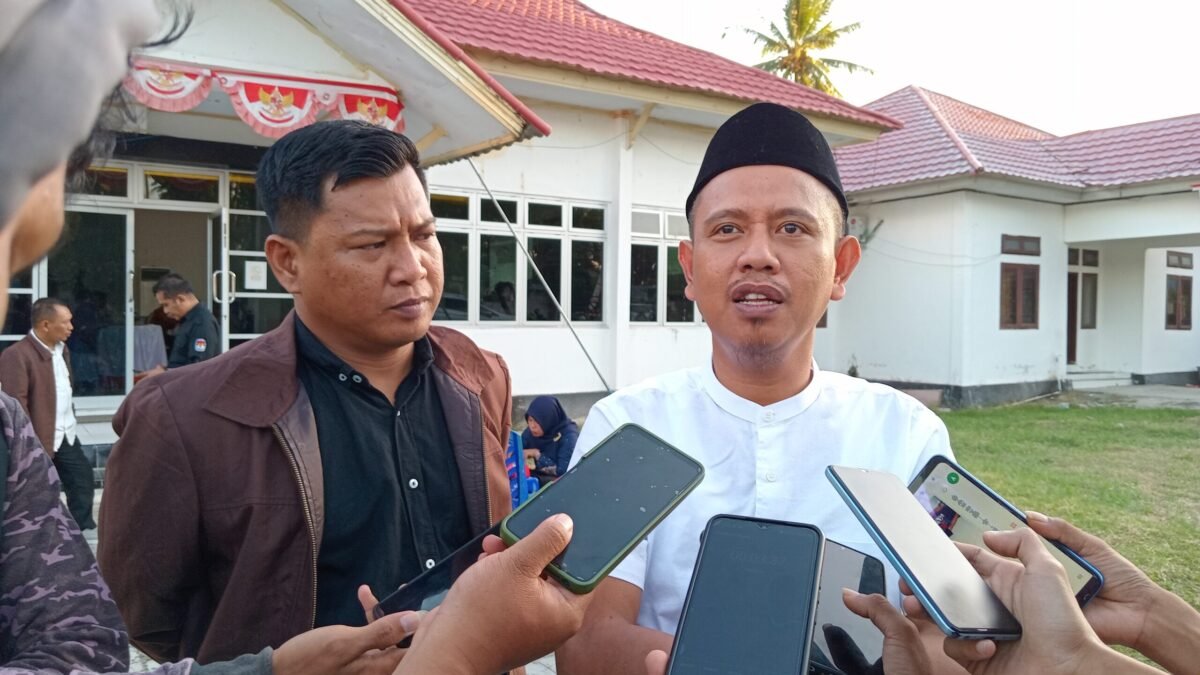 Ketua KPU Pohuwato Firman Ikhwan (Kemeja Putih) didampingi Anggota Usman Dunda