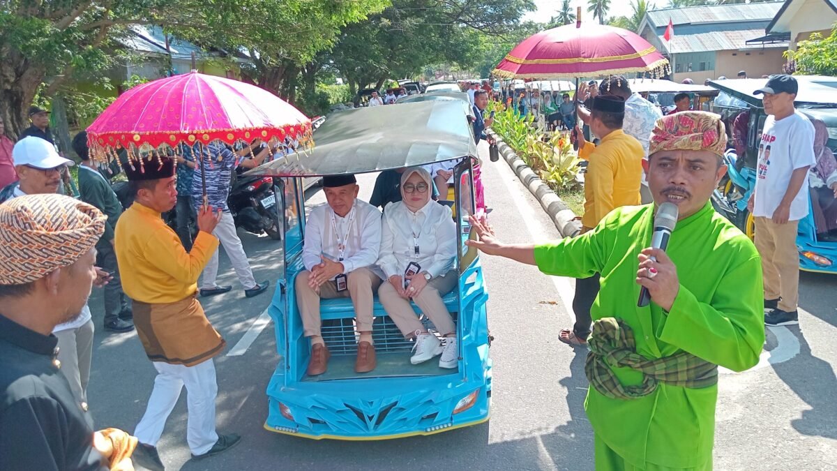 Pasangan Saipul Mbuinga - Iwan Adam didampingi Isteri, parpol pengusung, simpatisan dan pendukung mendatangi KPU Pohuwato dengan menaiki Bentor