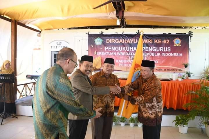 Disaksikan ketua PWRI Provinsi Gorontalo, Sherman Kukuhkan Pengurus PWRI Boalemo