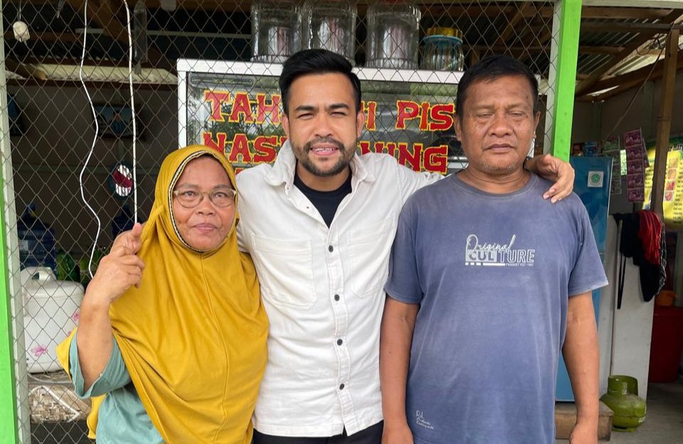 Pedangdut Fildan bersama pedagang Nasi Kuning di Isimu, Kabupaten Gorontalo