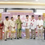 Komisioner KPU Pohuwato kenakan pakaian takoa saat menerima pendaftaran calon Kepala Daerah